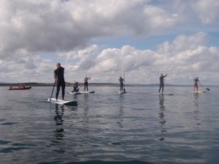 探索这些美丽的水域 桨板冲浪 